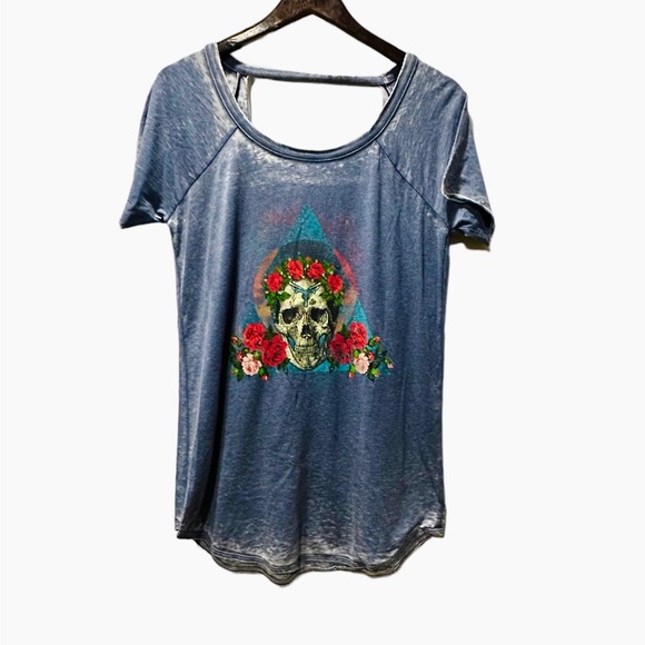 Chaser Skull Roses Scoop Neck Short Sleeve Cutout Top Lagoon Size Small NWOT - Picture 2 of 3